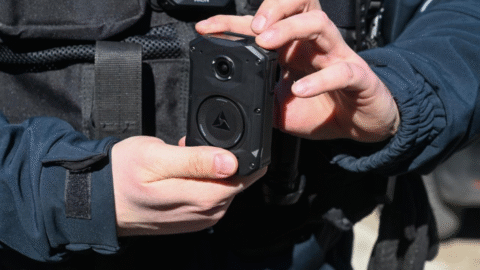 Šutaj Eštok: Policajti už majú k dispozícii 627 telových kamier, tie chránia aj ich samotných