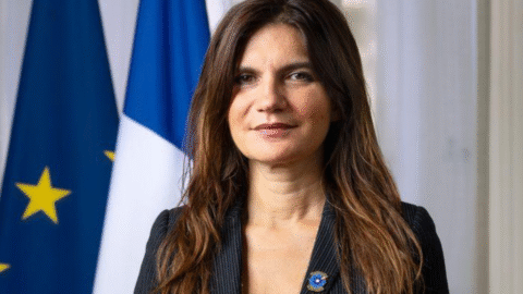 Paríž neodmieta vojenský zásah v Iráne, kde vláda násilne potlačila protesty