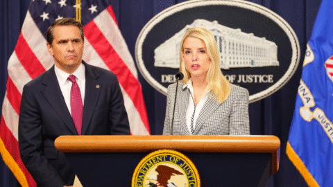 USA: Ministerstvo spravodlivosti našlo ďalší milión Epsteinových súborov, zverejňovanie sa preťahuje