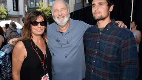 Syn amerického režiséra Roba Reinera čelí obvineniu z vraždy prvého stupňa za dobodanie svojich rodičov