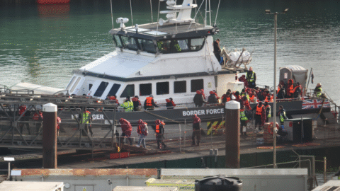 Cez Lamanšský prieliv prišlo vlani do Veľkej Británie viac ako 41-tisíc migrantov