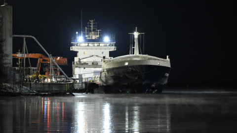 Fínsko: Loď, ktorá poškodila podmorský kábel vo Fínskom zálive, viezla sankcionovanú ruskú oceľ