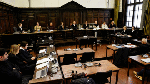 V Hamburgu začal súd s online predátorom, ktorý jednu z obetí prinútil vysielať online svoju samovraždu