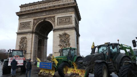 Farmári prišli do Paríža na traktoroch. Protestujú proti dohode EÚ so štyrmi juhoamerickými krajinami
