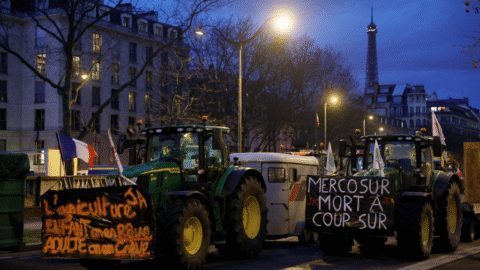 Farmári v Paríži protestujú proti obchodnej dohode EÚ s Mercosurom