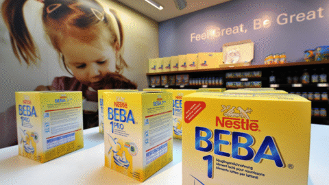 ÚVZ: Z trhu sťahujú produkty od Nestlé, toxín v dojčenskej výžive môže spôsobiť vracanie, malátnosť aj závažnejšie zdravotné problémy