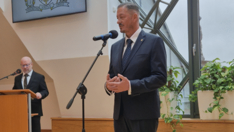 Budovu finančného riaditeľstva evakuovali, prezidentovi finančnej správy, jeho manželke a deťom sa vyhrážajú smrťou