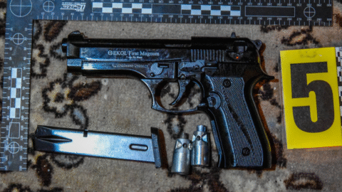 Zdanlivo nenápadný dom v Trebišovskom okrese ukrýval podľa policajtov rozsiahly nelegálny arzenál