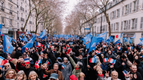 Francúzsko: Tisíce ľudí demonštrovali na podporu polície, do ulíc vyšli aj pravicoví politici
