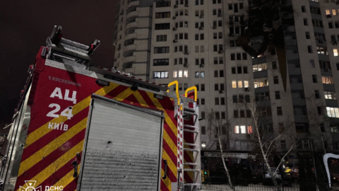 Mohutný ruský dronový útok poškodil v noci v Kyjeve 20 obytných budov, dron zasiahol aj katarskú ambasádu