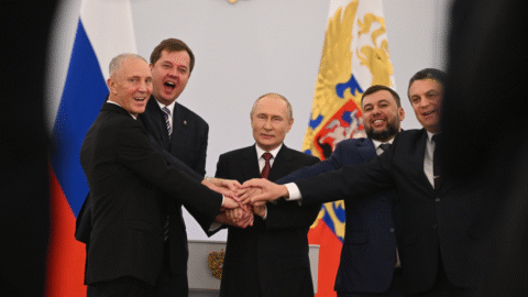 Viac než 200-tisíc domácností v okupovanej časti Ukrajiny ostalo po ukrajinských útokoch bez elektriny, tvrdia miestne úrady