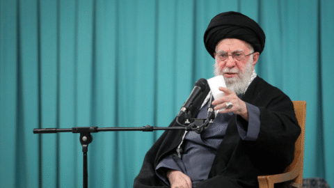 USA islamskú republiku nikdy neporazia, vyhlásil ajatolláh Alí Chameneí. Rokovať nie je veľmi o čom