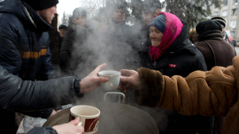Rusko: Do obchodu už tri roky nechodím. Ruskí dôchodcovia pri polievke zadarmo a spomaľujúca vojnová ekonomika