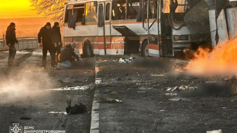 Ukrajina: Ruský dron zasiahol autobus s baníkmi, zahynulo najmenej 12 ľudí