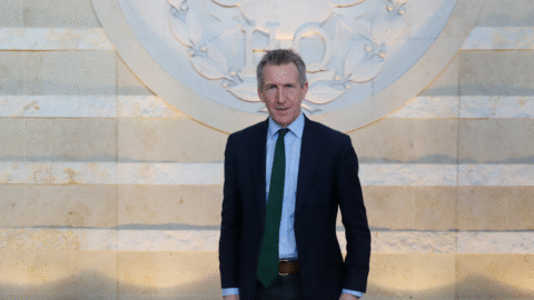 Polícia v Spojenom kráľovstve zatkla troch mužov podozrivých zo špionáže pre Čínu, jeden z nich je partner súčasnej poslankyne