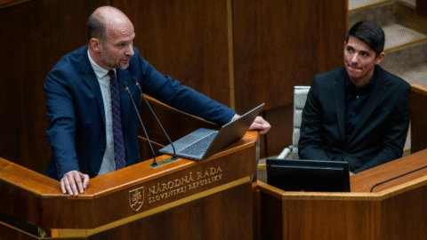 Hnutie Slovensko: Žiada informácie o preletoch vojenských lietadiel ponad Slovensko