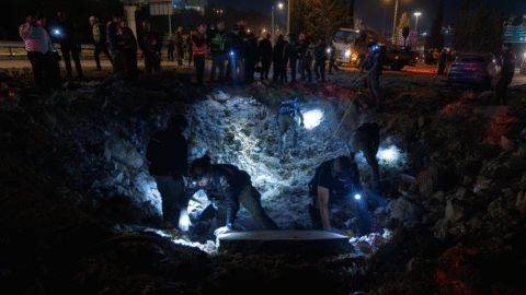 Iránske rakety zasiahli Jeruzalem, zranili troch ľudí