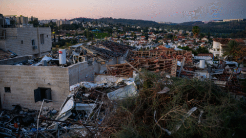 Vlna iránskych raketových útokov na Izrael si vyžiadala najmenej osem obetí