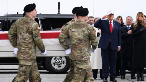 Trump vzdal hold prvým americkým vojakom padlým vo vojne s Iránom