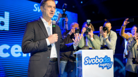 Liberál Golob tesným víťazstvom na konzervatívcom Janšom obhájil premiérsku stoličku v Slovinsku
