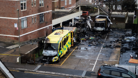 V Londýne podpálili štyri sanitky židovskej záchrannej služby Hatzalah, informuje web Politico