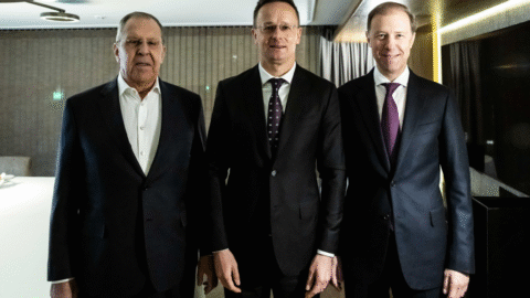 Únia obmedzuje Maďarsko v citlivých rokovaniach, konfrontáciu by Orbán mohol využiť vo voľbách