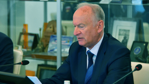 Moskva zvažuje nasadenie vojenských lodí na ochranu svojej „tieňovej flotily“, uviedol poradca Putina