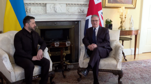 Premiér Spojeného kráľovstva ubezpečil Volodymyra Zelenského, že pozornosť treba aj naďalej venovať najmä Ukrajine