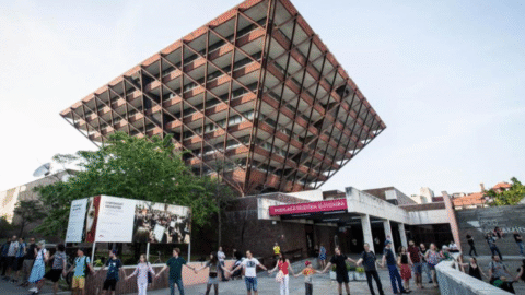 Živá reťaz okolo rozhlasu v Bratislave podporila zamestnancov STVR a odsúdila čistky