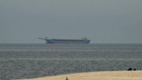 Doprava cez strategický Hormuzský prieliv zostáva 13. apríla takmer úplne paralyzovaná