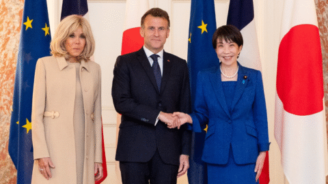Macron v Japonsku vyzdvihol predvídateľnosť Európy, nepriamo kritizoval Trumpa