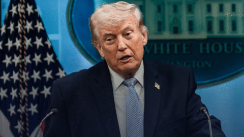 Trump hrozí Iránu zničením za štyri hodiny, Teherán žiada 2 milióny USD za každú loď, ktorá prejde Hormuzským prielivom